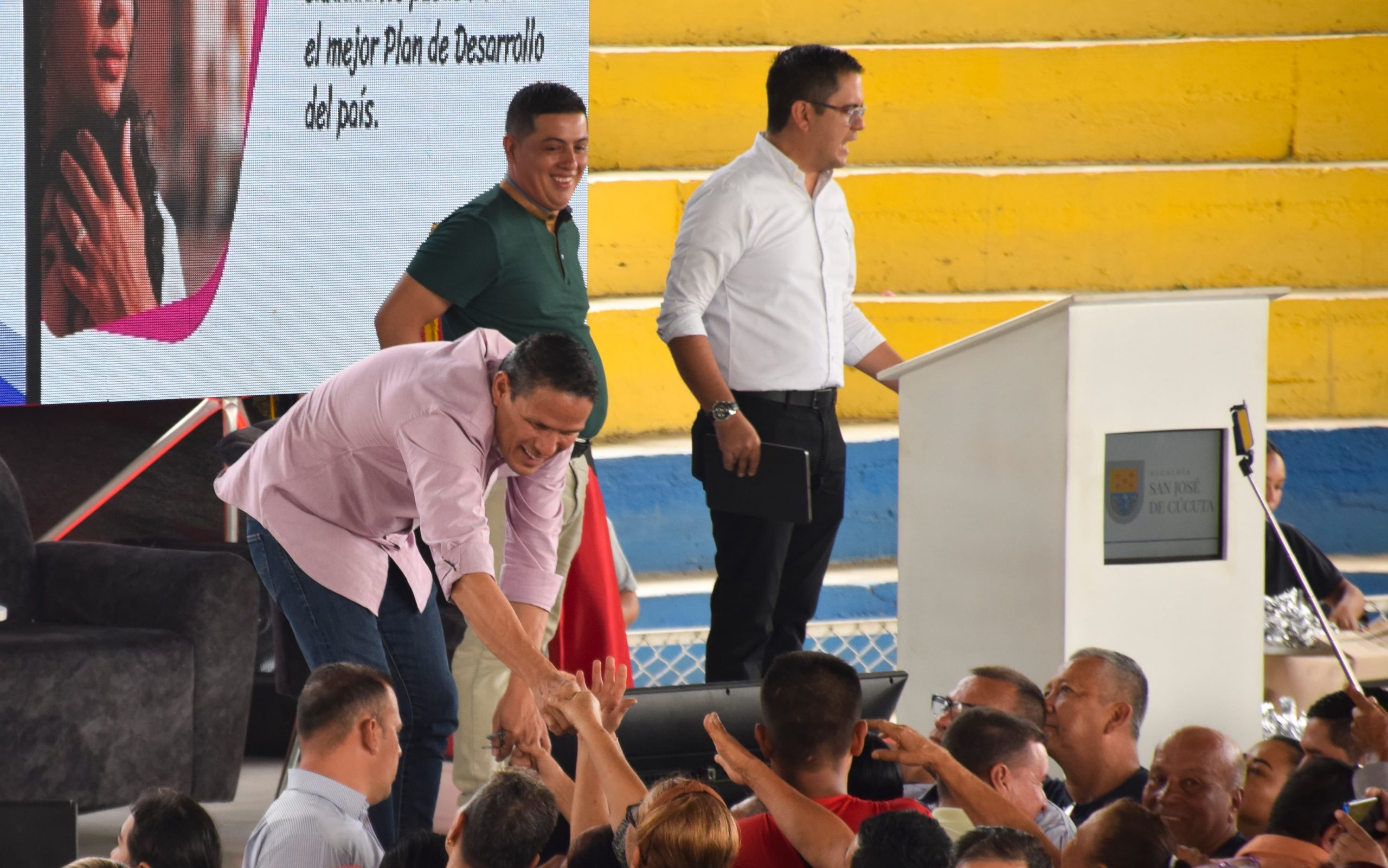 ALCALDE JORGE ACEVEDO RECIBIÓ LA BANDERA DE LA ACCIÓN COMUNAL