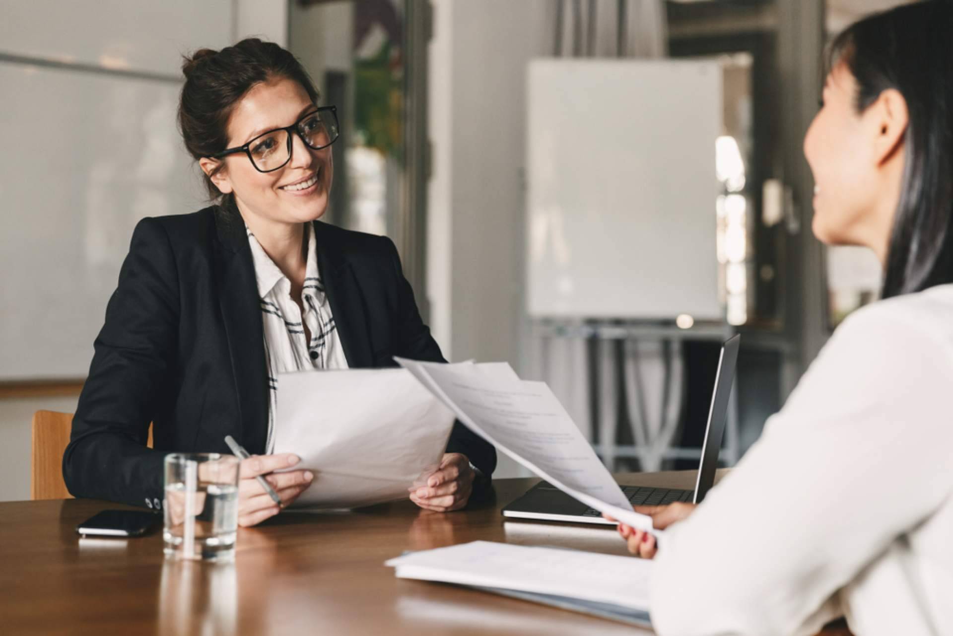 Cómo estructurar entrevistas para valorar competencias relevantes